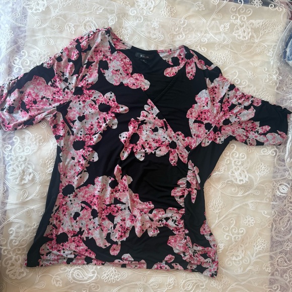 Floral Women's Blouse in Black and Pink - Picture 3 of 10